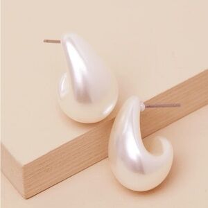 Lulu's Cream Pearl Drop Earrings